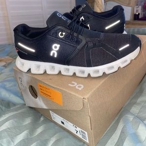 On cloud shoes - size: 7 ✨